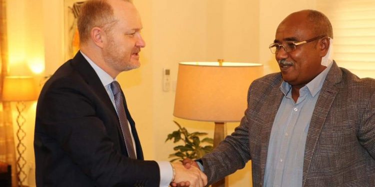 نقيب الصحفيين السودانيين يلتقي بالسفير الأمريكي بالخرطوم