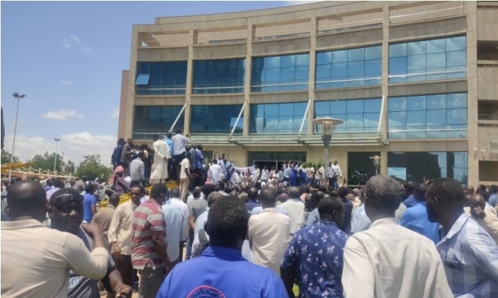 العاملين بالكهرباء يمنعون الوزير من الخروج ويهددون بالاظلام الكامل