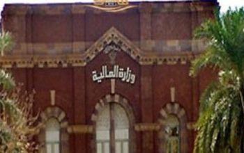 قرار من المالية يقضي بعدم إنزال البضائع غير المستوفية للإجراءات المصرفية بالميناء.