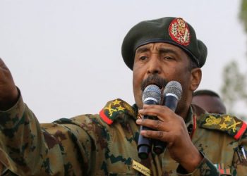 البرهان يطالب السياسيين بالابتعاد عن الجيش والدعم السريع