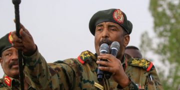 البرهان يطالب السياسيين بالابتعاد عن الجيش والدعم السريع