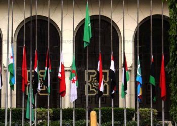 دول  عربية تنكس إعلامها حدادا الملكه