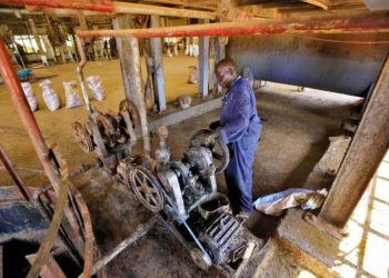 استعداد للاعلان عن إفلاسها مصانع  تتخلص من العمال