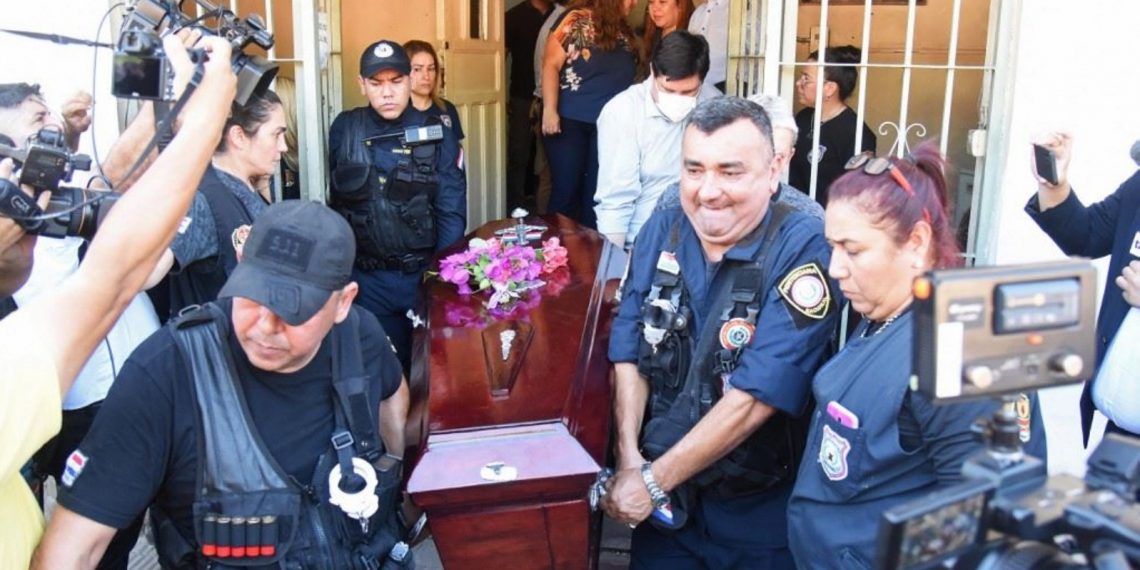 إقالة وزير العدل لسماحه بإدخال جثمان رجل إلى سجن للنساء