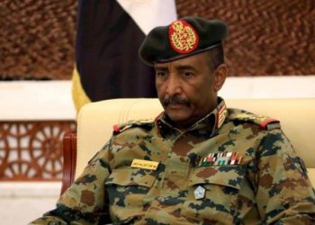 البرهان يحيل المفتش العام للشرطة للتقاعد