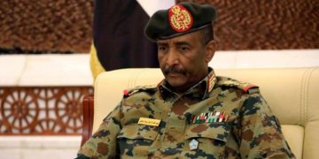 البرهان يحيل المفتش العام للشرطة للتقاعد