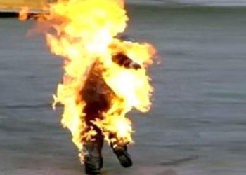 اب يشعل في نفسه النار أمام مدرسة ابنه