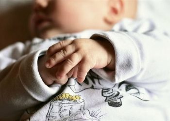 خادمة تحاول قتل طفلة رضيعة بطريقة مروعة