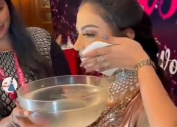 خلال حفل الزفاف عائلة تتأكد من جمال زوجة ابنها بهذه الطريقة