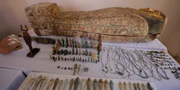 بينها تابوت  القبض على شخص بحوزته 295 قطعة أثرية