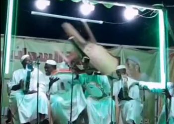 سوداني يقذف مادح  بالكرسي ويعتدي عليه بالمايكروفون لهذا السبب ..