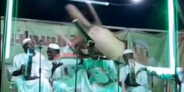 سوداني يقذف مادح  بالكرسي ويعتدي عليه بالمايكروفون لهذا السبب ..