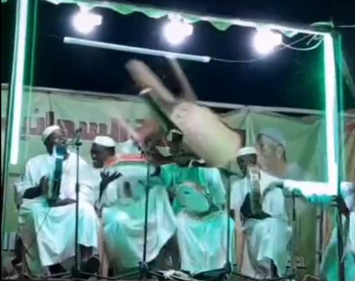 سوداني يقذف مادح بالكرسي ويعتدي عليه بالمايكروفون لهذا السبب ..