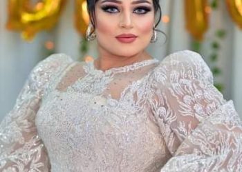 فتاة تقيم حفل زفاف لنفسها