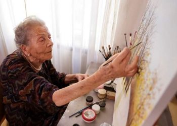 احتفالا  بعيد ميلادها الـ100.. سيدة تفتتح معرضا فنيا بعد تعلمها الرسم فى سن الـ87