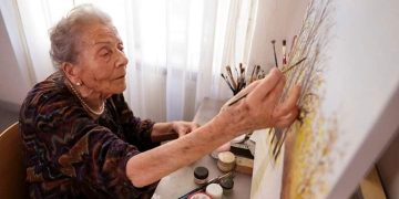 احتفالا  بعيد ميلادها الـ100.. سيدة تفتتح معرضا فنيا بعد تعلمها الرسم فى سن الـ87