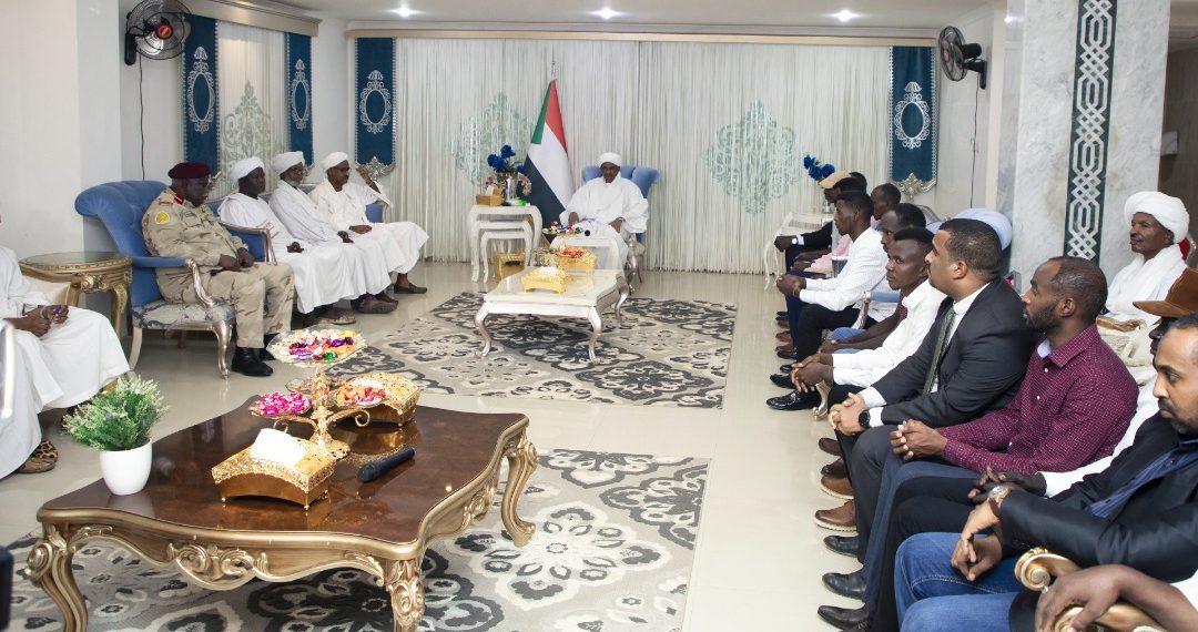 دقلو يستقبل الأسرى ويدعو الحركة الشعبية لاحترام وقف إطلاق النار والانضمام لمسيرة السلام