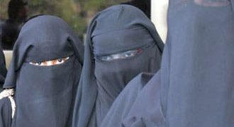 منع طالبات كلية الطب من ارتداء النقاب