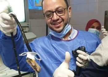 فريق طبي ينجح في  أستخراج “موبايل” من بطن شاب