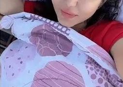 حالة من الجدل  …لصورة مخرجة سورية نائمة فوق جبل أمام المسجد الحرام