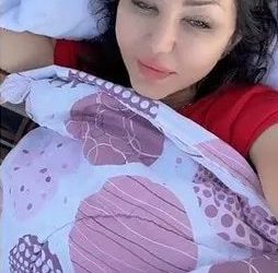 حالة من الجدل  …لصورة مخرجة سورية نائمة فوق جبل أمام المسجد الحرام