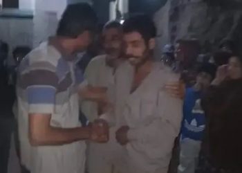 عائلة تتفاجأ بعودة أبنها دفنه قبل اسابيع