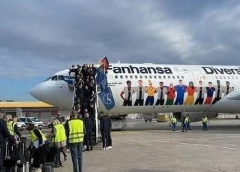 عاجل.. قطر ترفض استقبال طائرة المنتخب الألماني وهي تحمل شعار الشواذ ..عادت الطائرة الى مطار سلطنة عُمان وتم استبدالها بطائرة اخرى لاتحمل الشعار