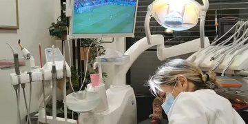 مشجع يطالب بمشاهدة مباريات كأس العالم أثناء إجراء عملية جراحية  له
