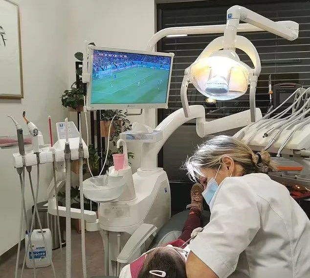 مشجع يطالب بمشاهدة مباريات كأس العالم أثناء إجراء عملية جراحية  له