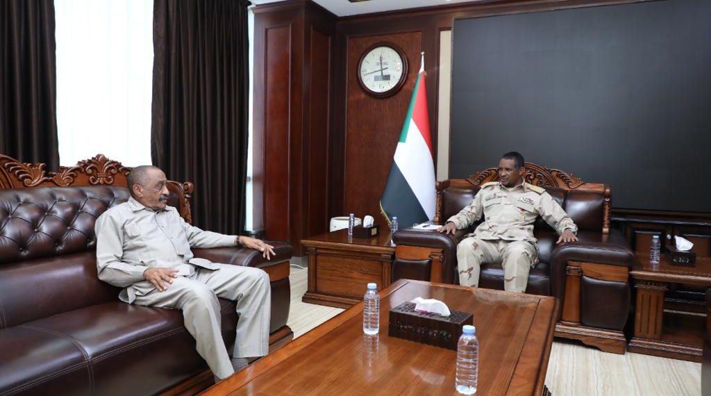 حميدتي يلتقي والي ولاية القضارف