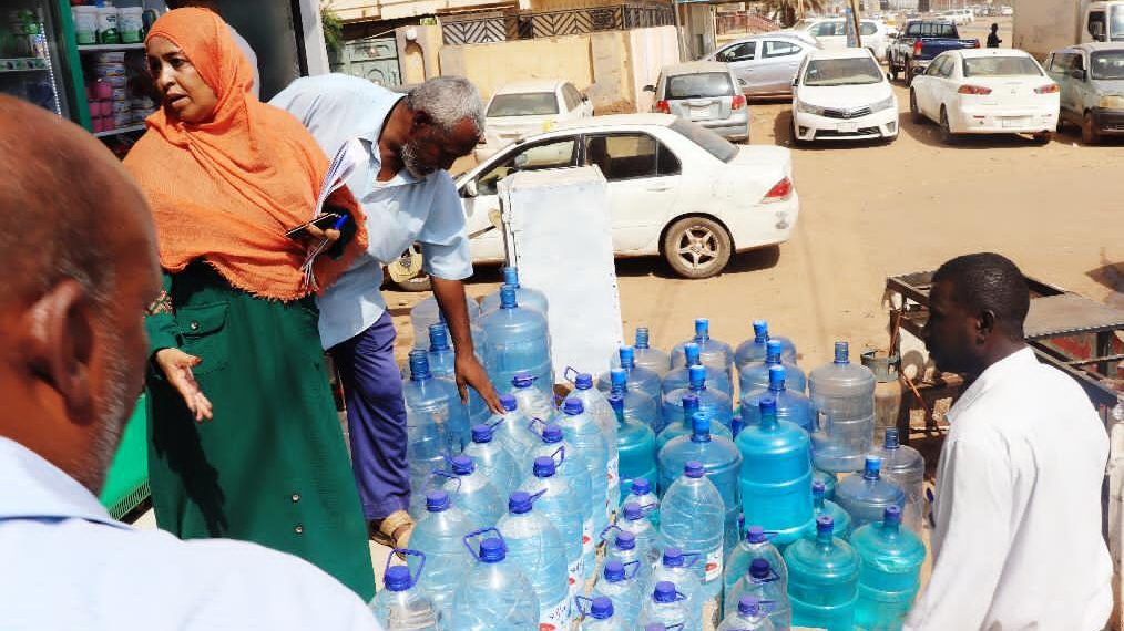 المواصفات تنفذ حملات تفتيشية  لمنشآت المياه والمشروبات الغازية