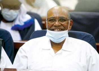 دفاع البشير يطالب باعادته للمستشفي لتلقي العلاج