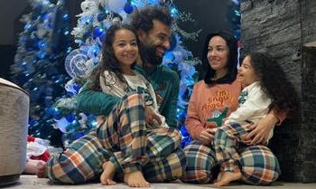 محمد صلاح يشارك متابعيه احتفالات أعياد  الميلاد