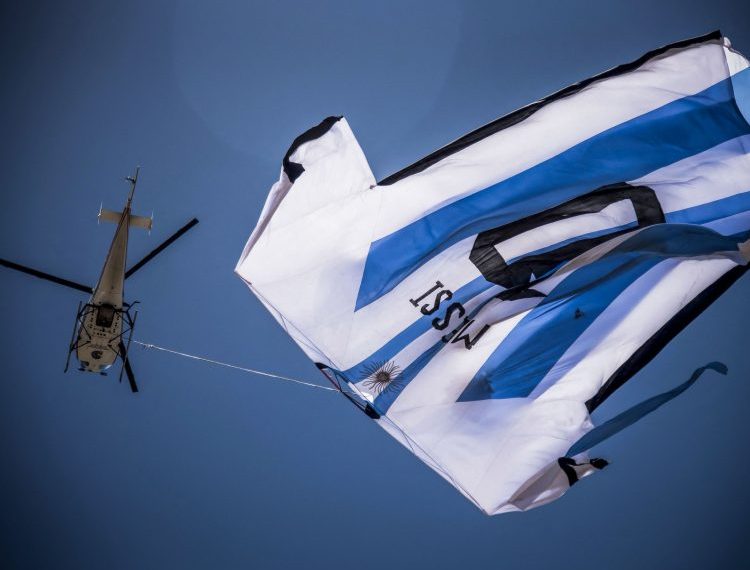 ميسي يهز الملاعب ويحلق بطائرةهليكوبتر في سماء الارجنتين