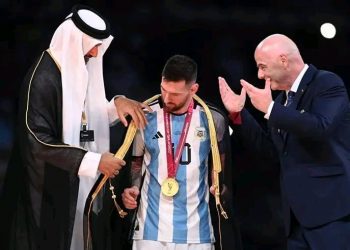 بعد حصوله علي الكأس:ميسي يقبل هدية أمير قطر