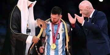 بعد حصوله علي الكأس:ميسي يقبل هدية أمير قطر