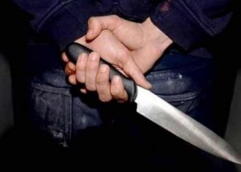 اب يذبح ابنه في الشارع العام