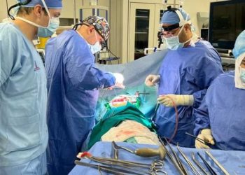 أستخراج خنجر ظل عالق في ظهر مواطن ٢٥ عام