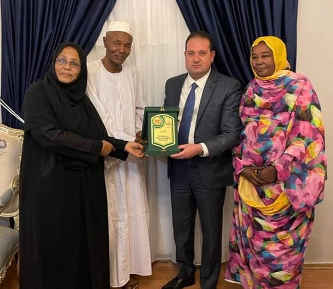 القنصلية المصرية تكرم أسرة الشاب السوداني
