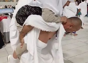 مشهد لمعتمر ووالدته أثناء الطواف يثير إعجاب رواد مواقع التواصل الاجتماعي