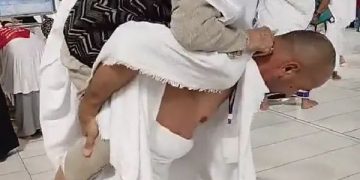 مشهد لمعتمر ووالدته أثناء الطواف يثير إعجاب رواد مواقع التواصل الاجتماعي