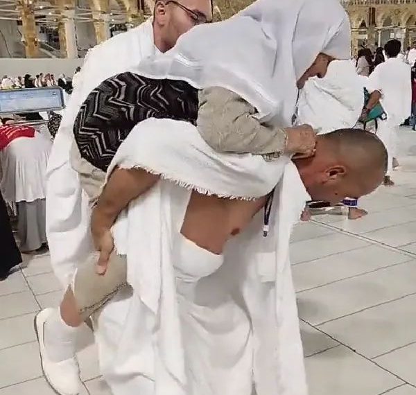 مشهد لمعتمر ووالدته أثناء الطواف يثير إعجاب رواد مواقع التواصل الاجتماعي