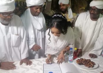 الفنانة آمنة حيدر  تحتفل بعقد قرانها وتوقع علي قسيمة زواجها