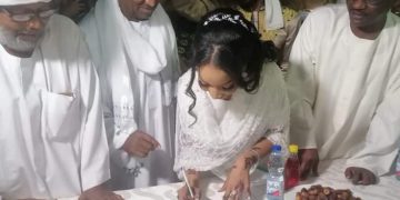 الفنانة آمنة حيدر  تحتفل بعقد قرانها وتوقع علي قسيمة زواجها