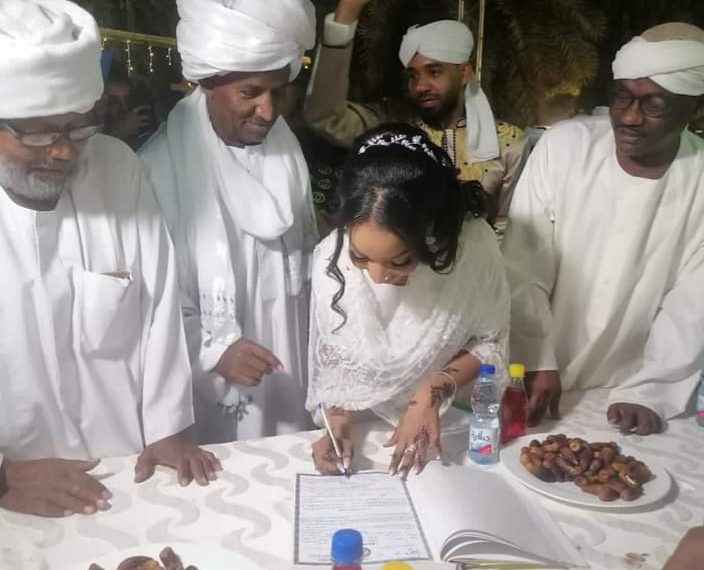 الفنانة آمنة حيدر  تحتفل بعقد قرانها وتوقع علي قسيمة زواجها