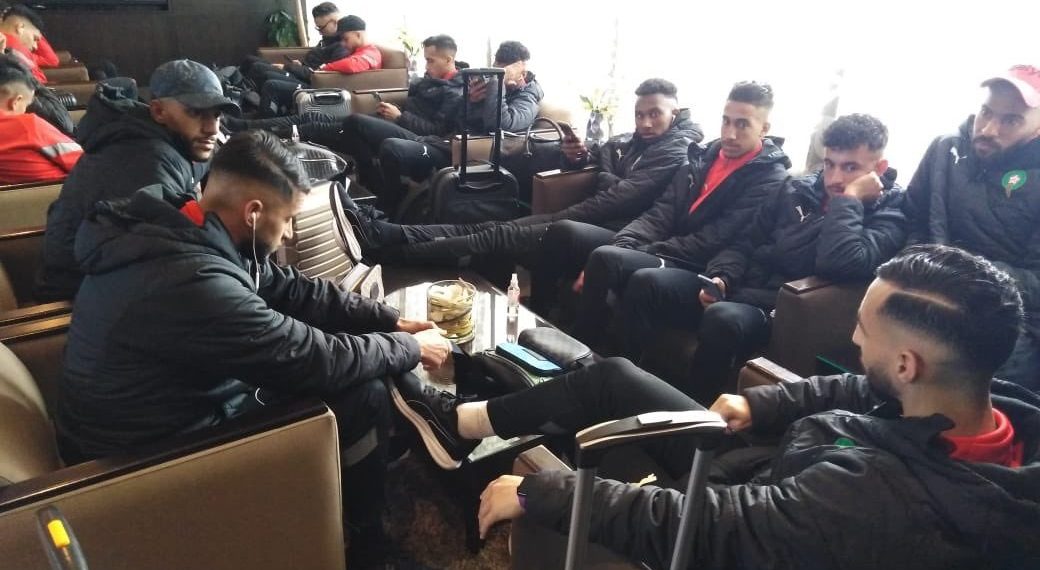 المنتخب المغربي يرابط بالمطار في انتظار التصريح الجزائري