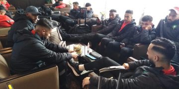 المنتخب المغربي يرابط بالمطار في انتظار التصريح الجزائري