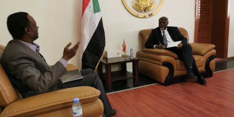 الأمين العام لمجلس الأدوية يلتقي وزير الحكم الاتحادي