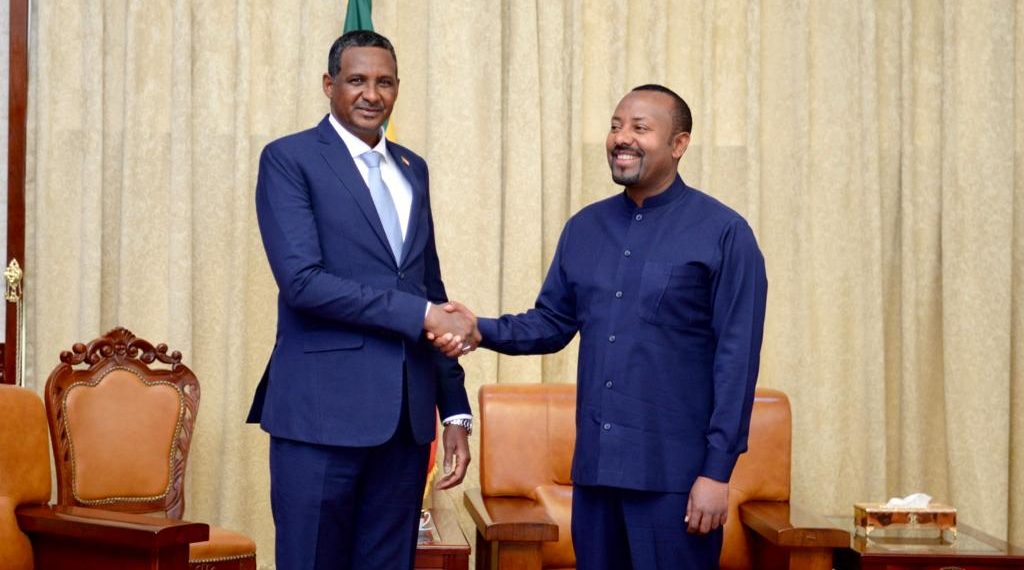 يحدث الان نائب رئيس مجلس السيادة الفريق أول محمد حمدان دقلو، يلتقي رئيس الوزراء الاثيوبي ابي أحمد، بمكتبه بالقصر الجمهوري