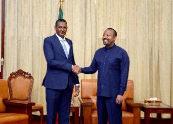 يحدث الان نائب رئيس مجلس السيادة الفريق أول محمد حمدان دقلو، يلتقي رئيس الوزراء الاثيوبي ابي أحمد، بمكتبه بالقصر الجمهوري